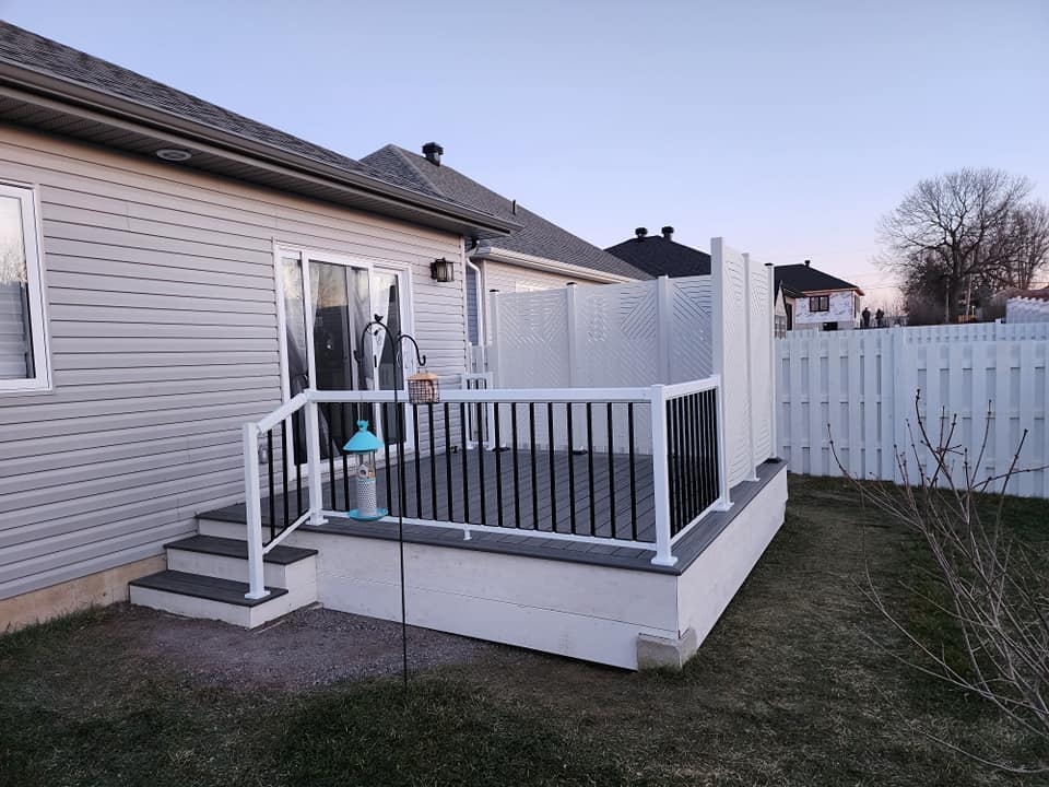 Exterior Service Deck and railing - POIRIER RENOVATIONS