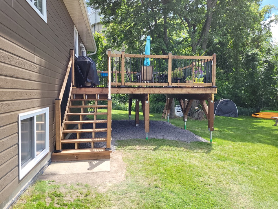 New High Deck and railing built - POIRIER RENOVATIONS