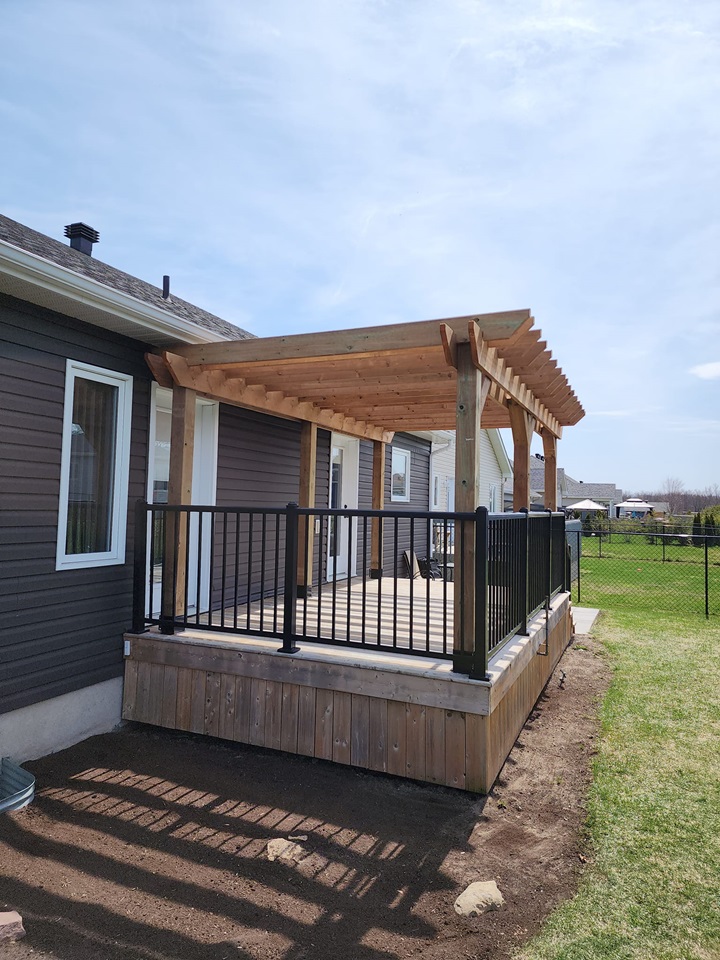 deck railing and pergola - POIRIER RENOVATIONS